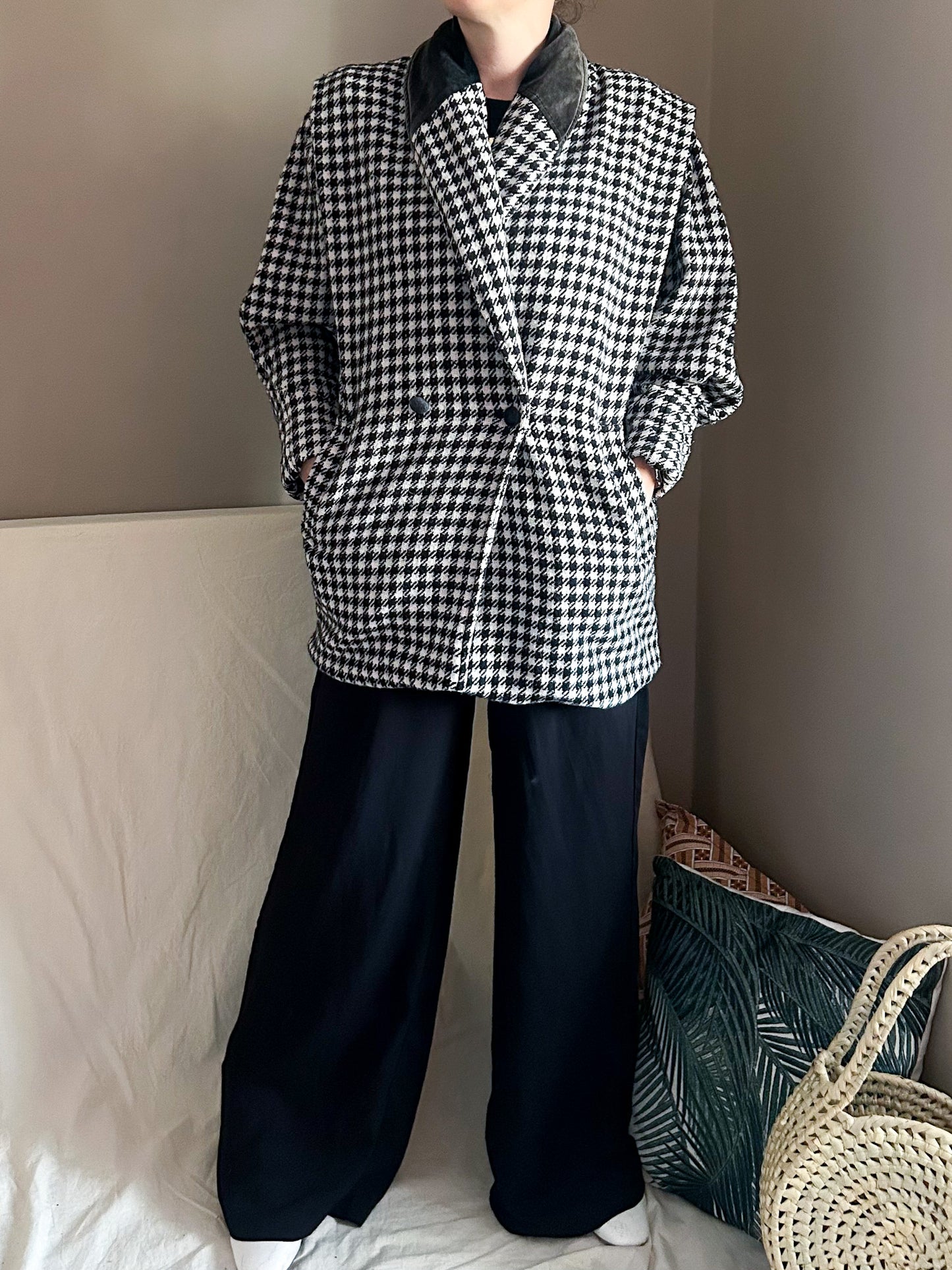 Vintage Houndstooth Velvet Collar Coat, approx Size 10-12