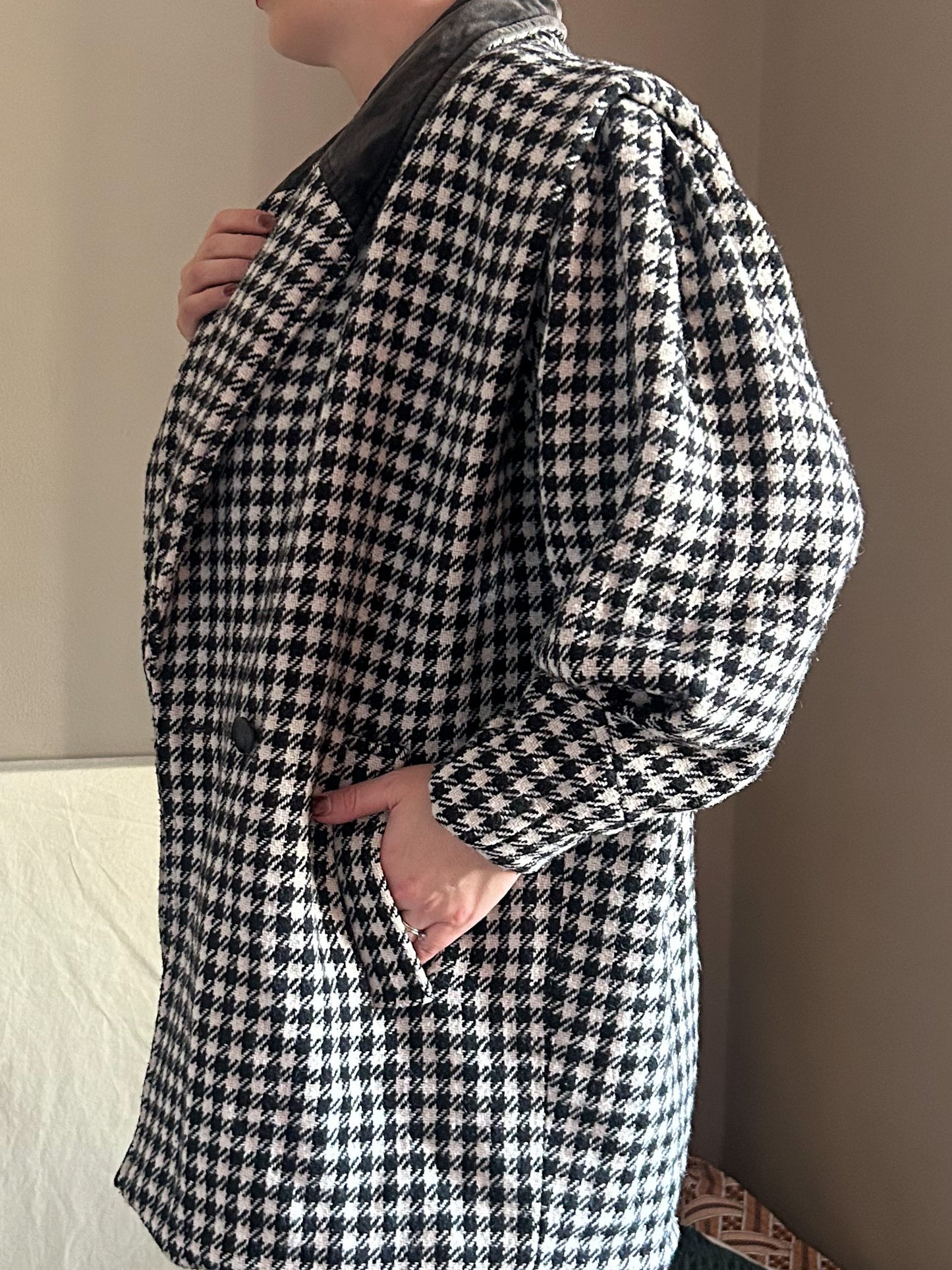 Vintage Houndstooth Velvet Collar Coat, approx Size 10-12